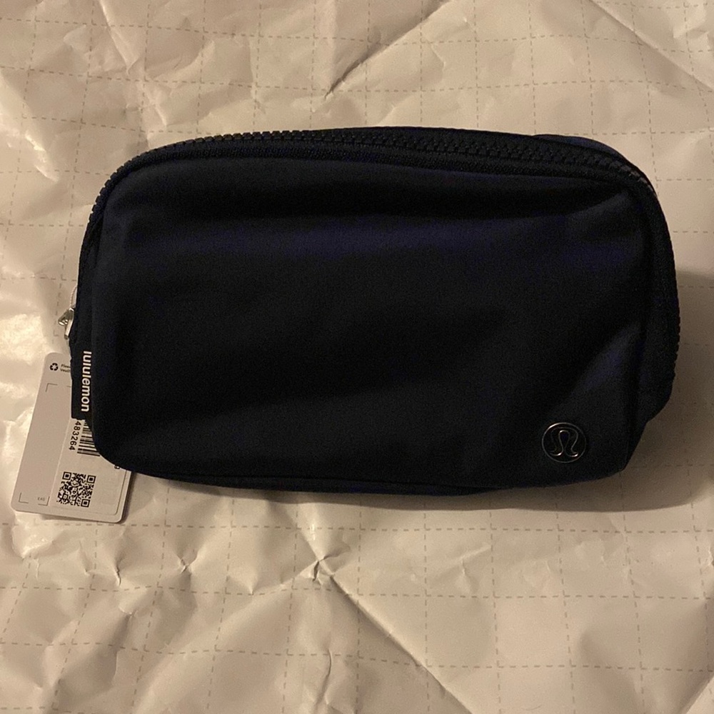 Lululemon belt bag in True Navy